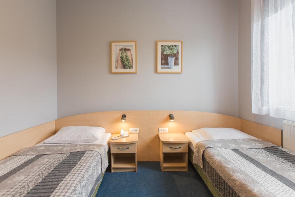Postel nebo postele na pokoji v ubytování Hotel Łabędy