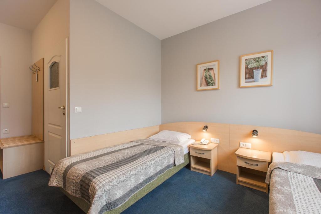 Postel nebo postele na pokoji v ubytování Hotel Łabędy