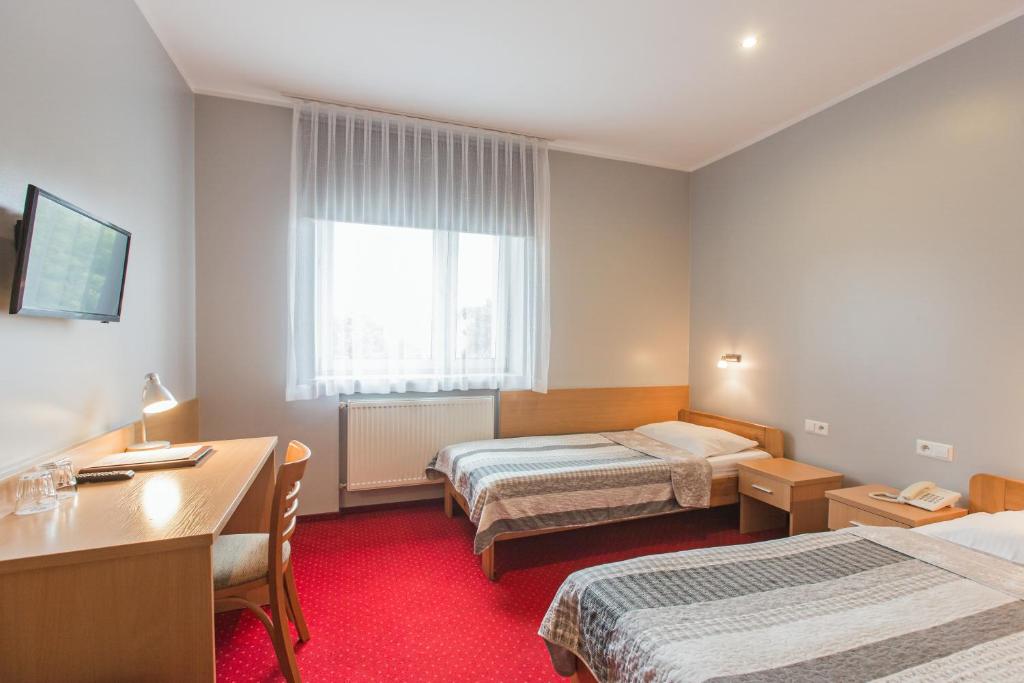 Postel nebo postele na pokoji v ubytování Hotel Łabędy