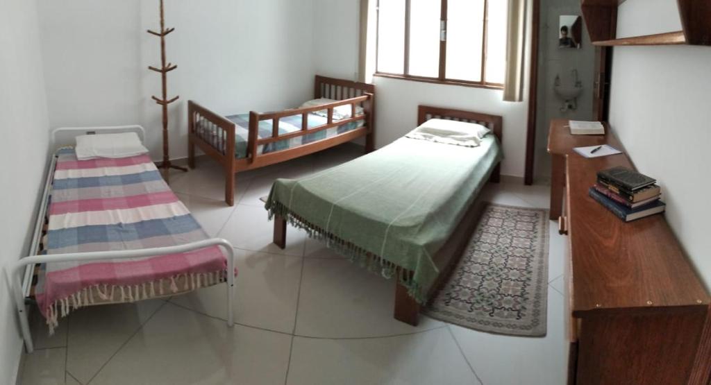 Un pat sau paturi într-o cameră la Casa residencial no centro de Guaratinguetá