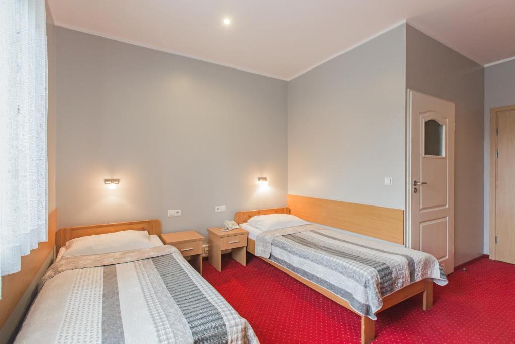 Postel nebo postele na pokoji v ubytování Hotel Łabędy
