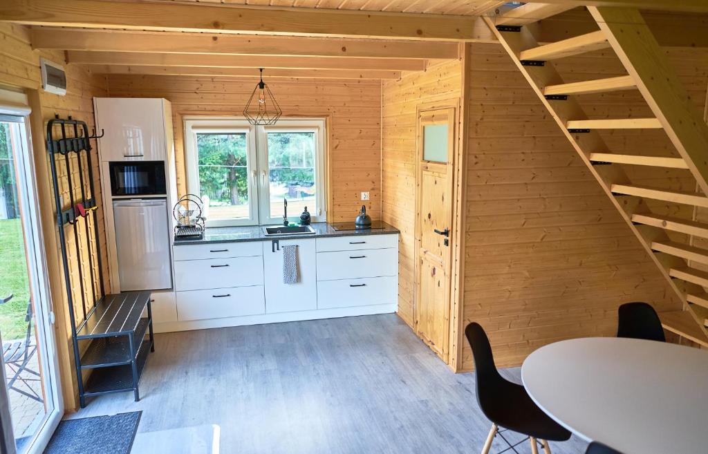 Kuchyňa alebo kuchynka v ubytovaní Domek w Górach Sowich "Go Sowie" Jacuzzi Basen Sauna