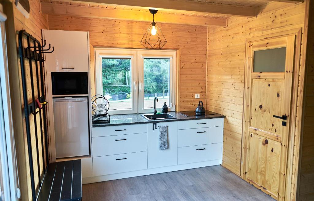 Kuchyňa alebo kuchynka v ubytovaní Domek w Górach Sowich "Go Sowie" Jacuzzi Basen Sauna