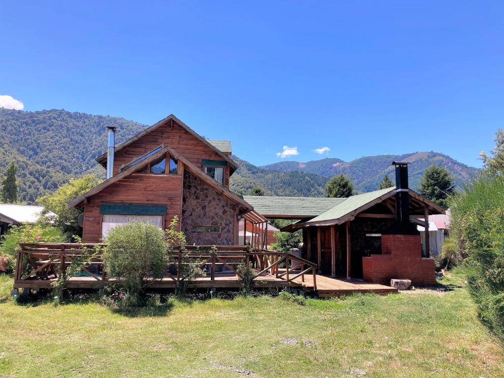 uma cabana de madeira com um alpendre e uma casa em Cabañas en Malalcahuello em Malalcahuello