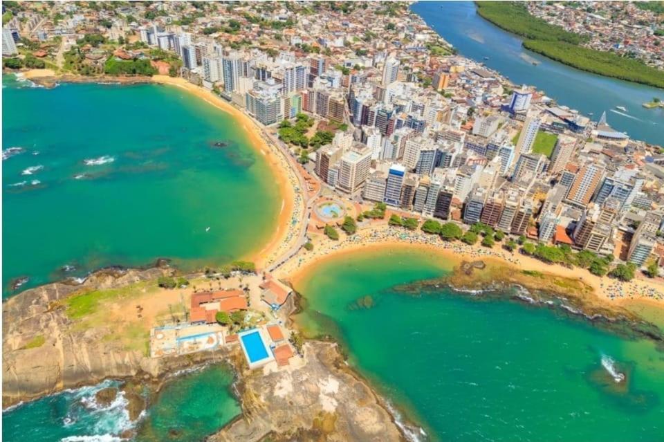 an aerial view of the city and the beach at Casa Super Agradável, 250 metros da praia da Areia Preta, cinco quartos com ar, wifi, garagem, completa in Guarapari