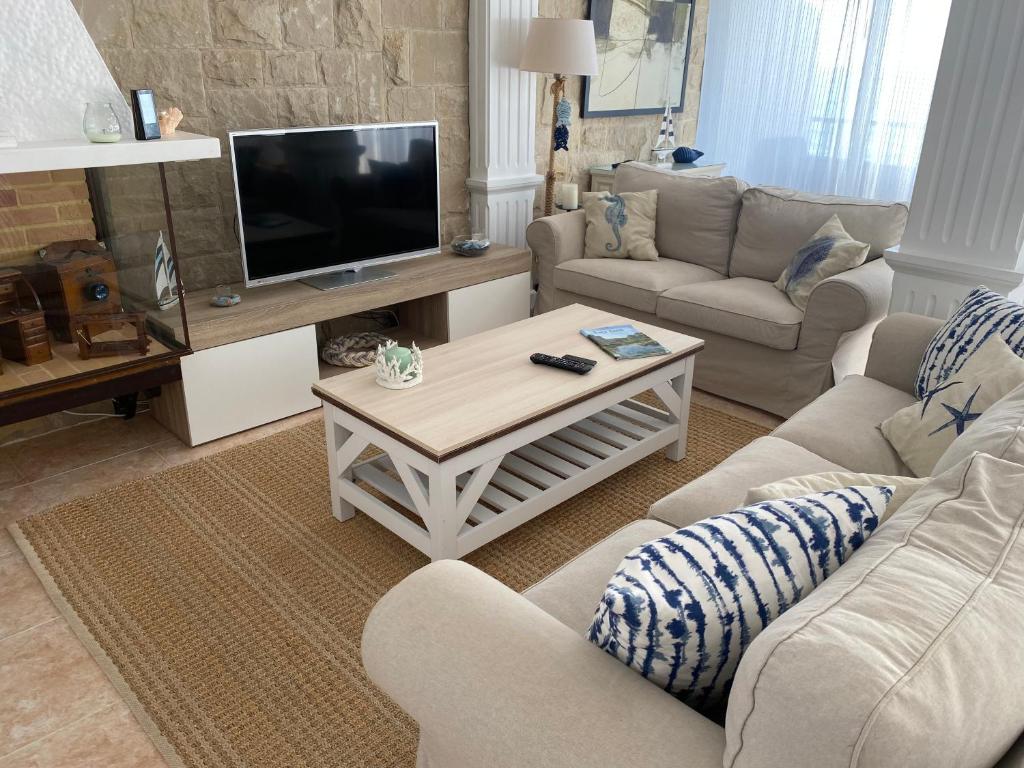A television and/or entertainment centre at Casa 24