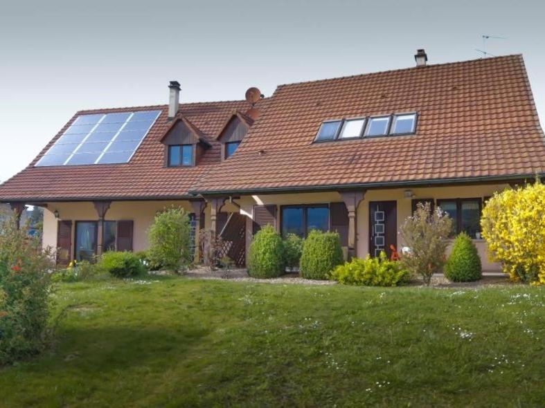 une maison dotée d'un toit avec des panneaux solaires dans l'établissement Chambres d'hotes Coeur de Sundgau, à Leymen