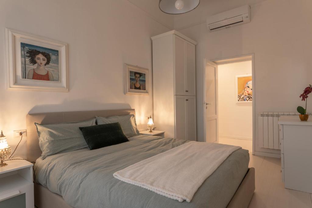 A bed or beds in a room at Gallery Art Apartment in San Frediano