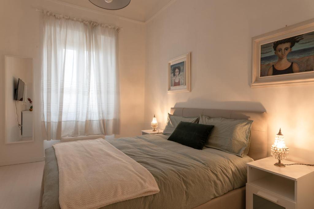 A bed or beds in a room at Gallery Art Apartment in San Frediano