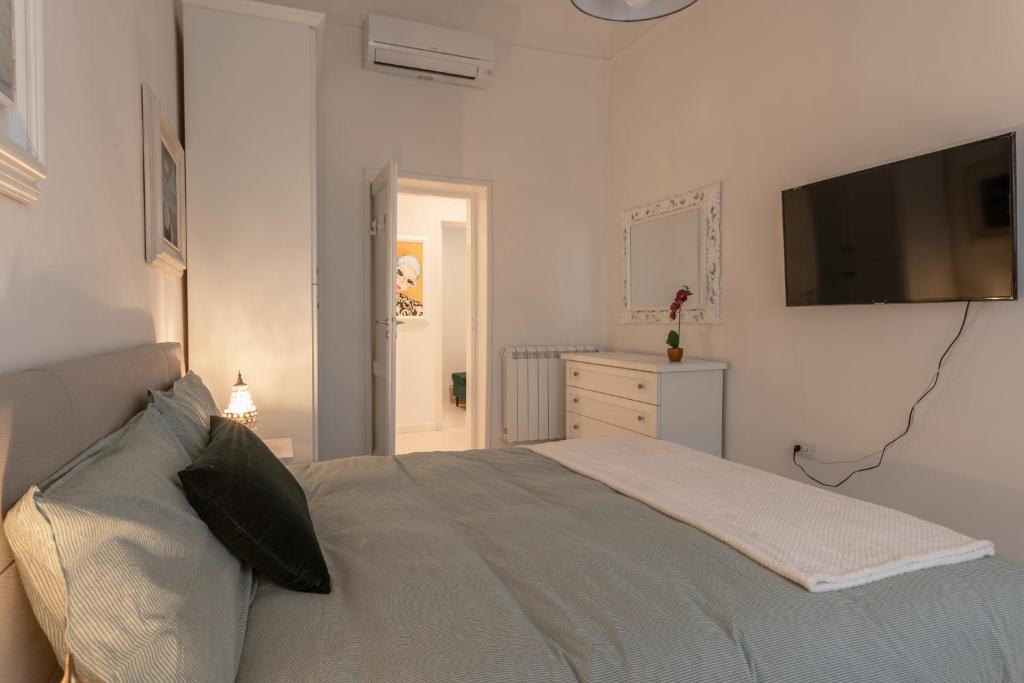 A bed or beds in a room at Gallery Art Apartment in San Frediano