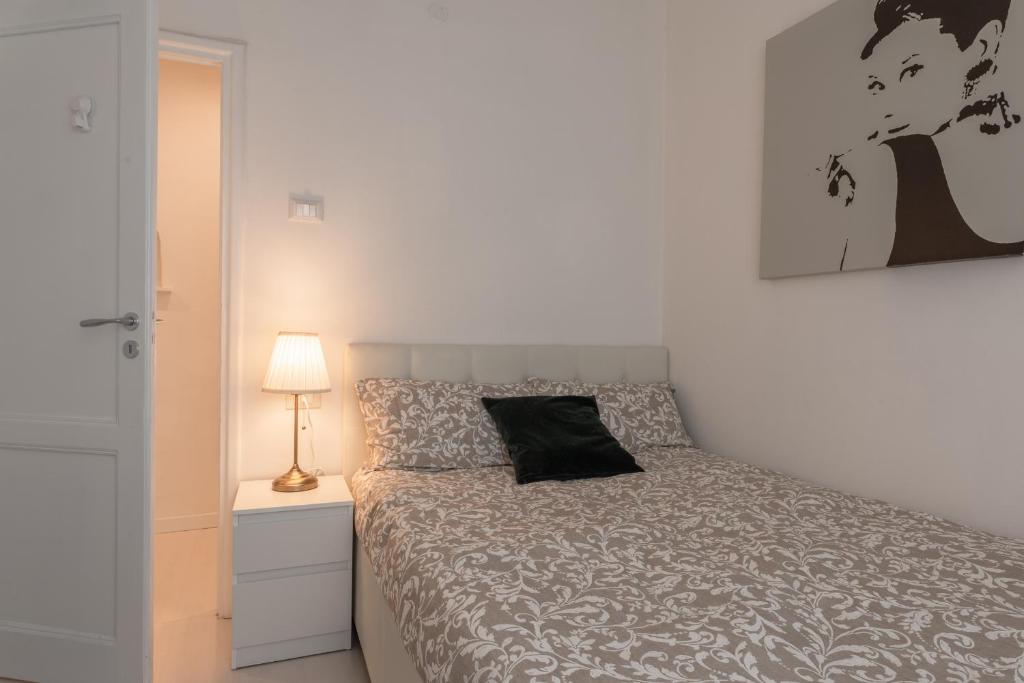 A bed or beds in a room at Gallery Art Apartment in San Frediano