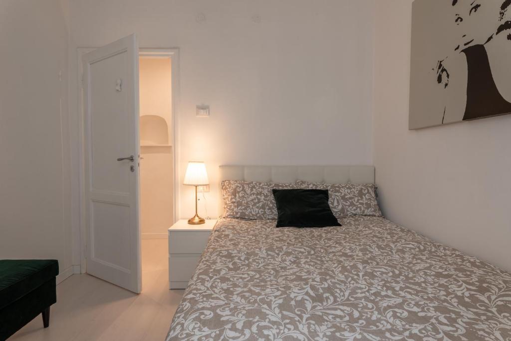 A bed or beds in a room at Gallery Art Apartment in San Frediano