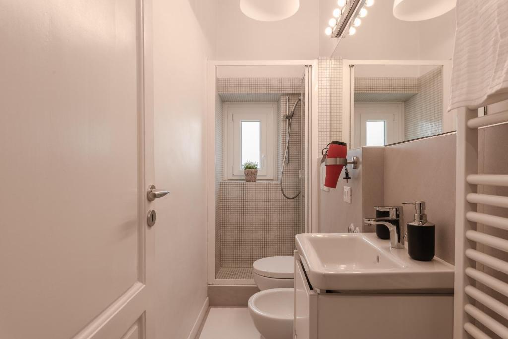 A bathroom at Gallery Art Apartment in San Frediano