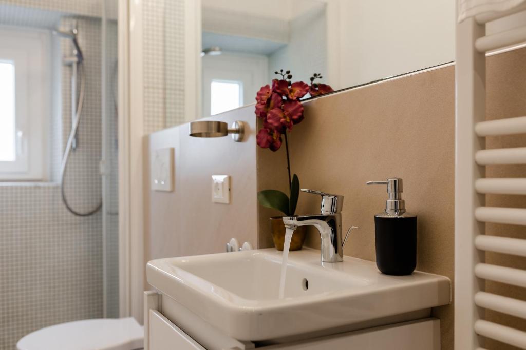 A bathroom at Gallery Art Apartment in San Frediano
