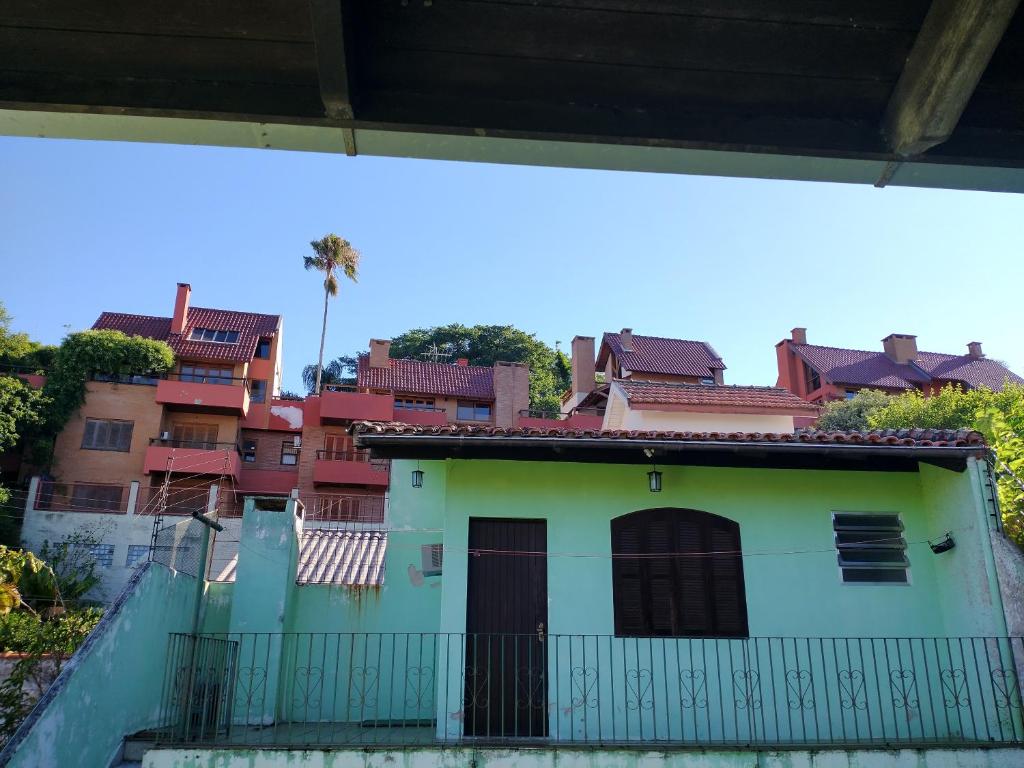 une vue sur une maison avec des bâtiments en arrière-plan dans l'établissement Espaço Trilegal, à Porto Alegre