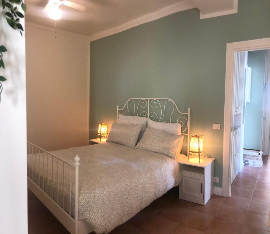 ラパッロにあるLa casa di Ariのベッドルーム1室(ランプ2つ付)