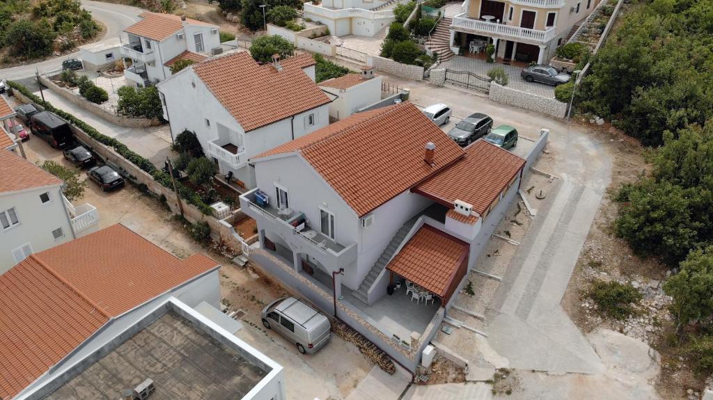 una vista aérea de una casa con techos naranjas en Gavran Apartment Vinjerac, en Vinjerac