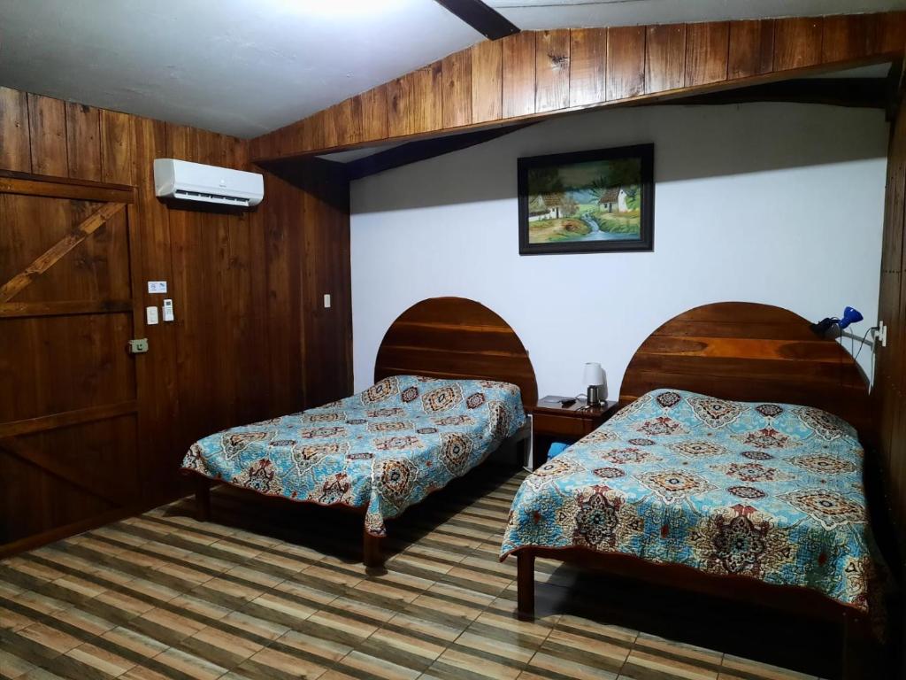 Postel nebo postele na pokoji v ubytování Arenal Xilopalo
