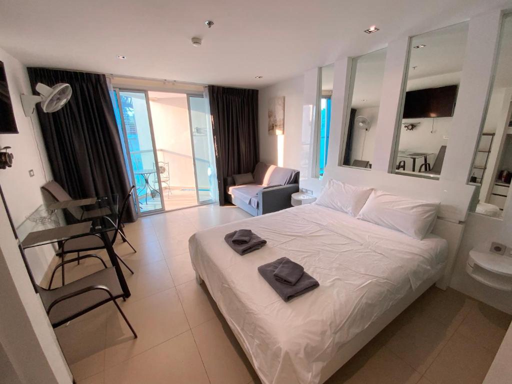 - une chambre avec un lit et une salle de bains pourvue d'un lavabo dans l'établissement Sands Condo SeaView 012, à Pattaya (sud)