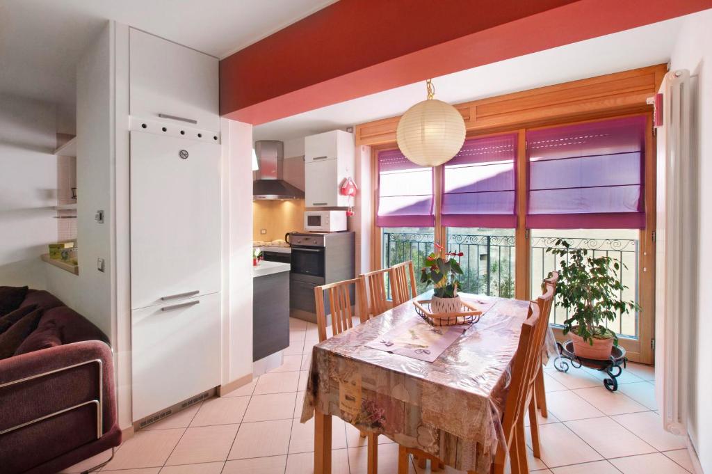 a kitchen and dining room with a table and chairs at Casa Vacanza IL NIDO in Berbenno di Valtellina