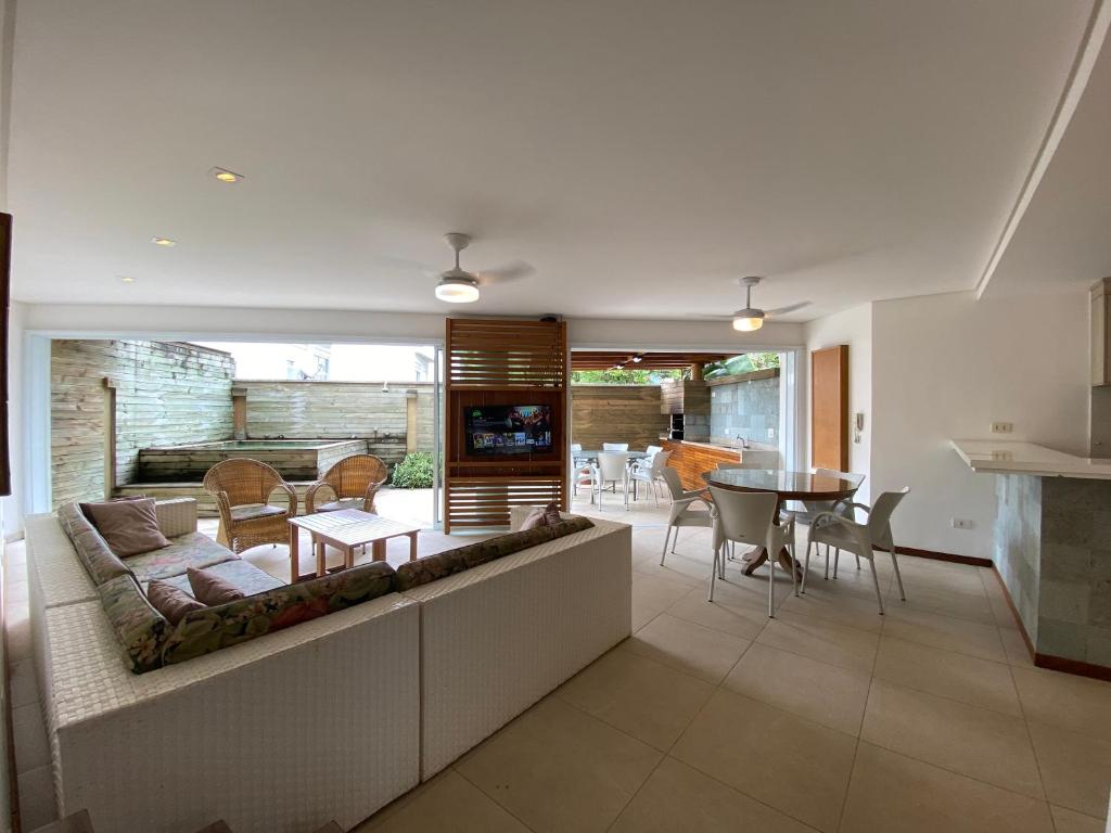 Uma TV ou centro de entretenimento em Casa na Praia MARAVILHOSA de JUQUEHY