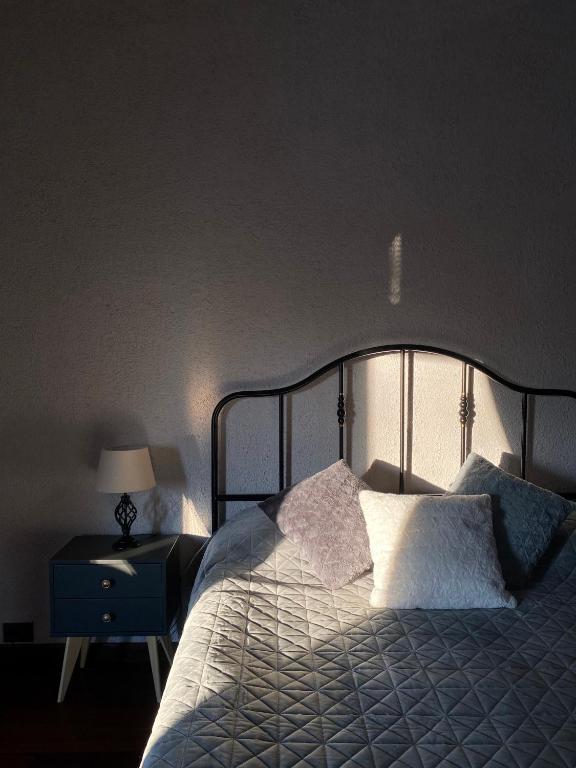Llit o llits en una habitació de Уникальная квартира с видом на центральный парк
