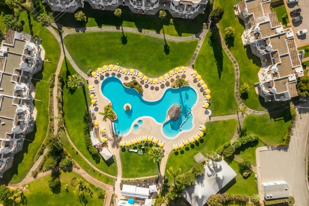 una vista aérea de una piscina en un complejo en Clube Albufeira Garden Village, en Albufeira