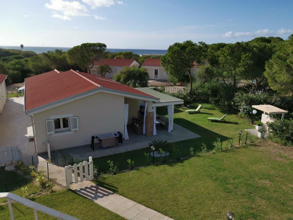 mały biały dom z czerwonym dachem w obiekcie Magnifique villa neuve en bord de mer w mieście Sassari