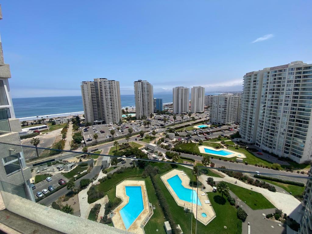 una vista aérea de una ciudad con edificios altos en Departamento Marina Horizonte, en Coquimbo