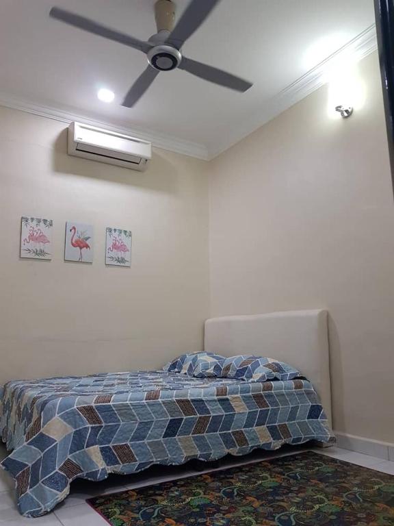 Postel nebo postele na pokoji v ubytování HomestayMuslim Safiyya