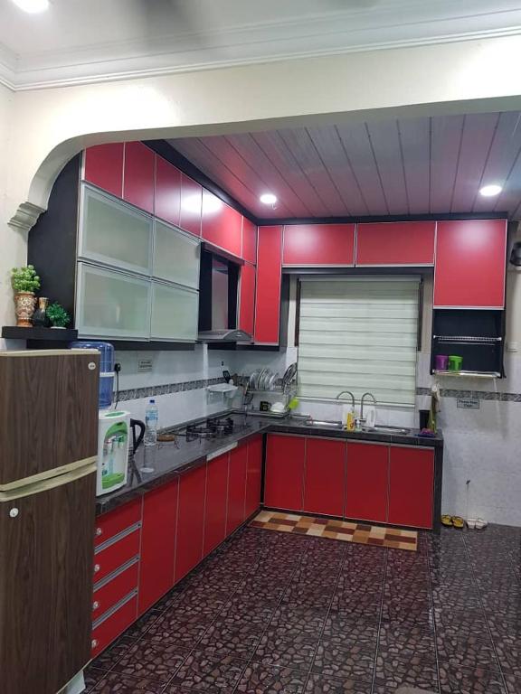 Kuchyň nebo kuchyňský kout v ubytování HomestayMuslim Safiyya