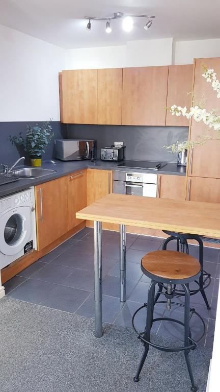 Modern city centre 1 bed apartment with gym access & free parking by Lets Relocations
