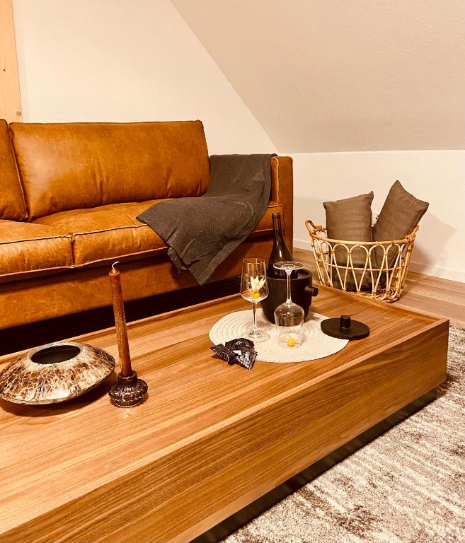 ein Wohnzimmer mit Sofa und Couchtisch in der Unterkunft Home Again Studios in Rutesheim