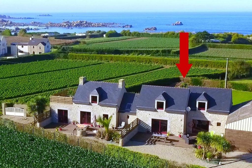 une vue aérienne sur une maison avec une flèche rouge dans l'établissement Stone House in Cléder near Sandy Beach, à Cléder