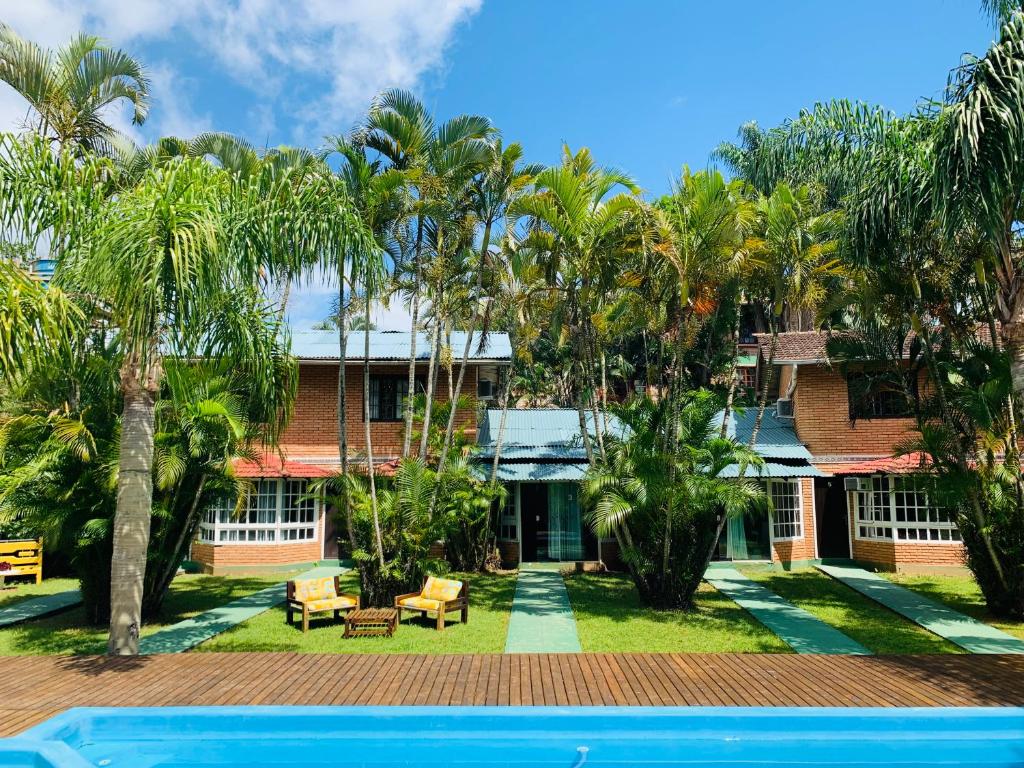 Taman di luar Pousada em Bombinhas Jardin Flamingo