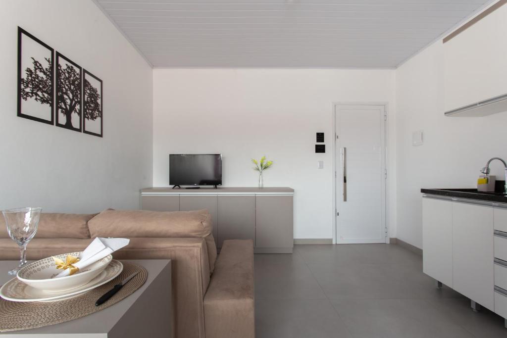 een woonkamer met een bank en een tafel bij Galileia flat in Santa Maria