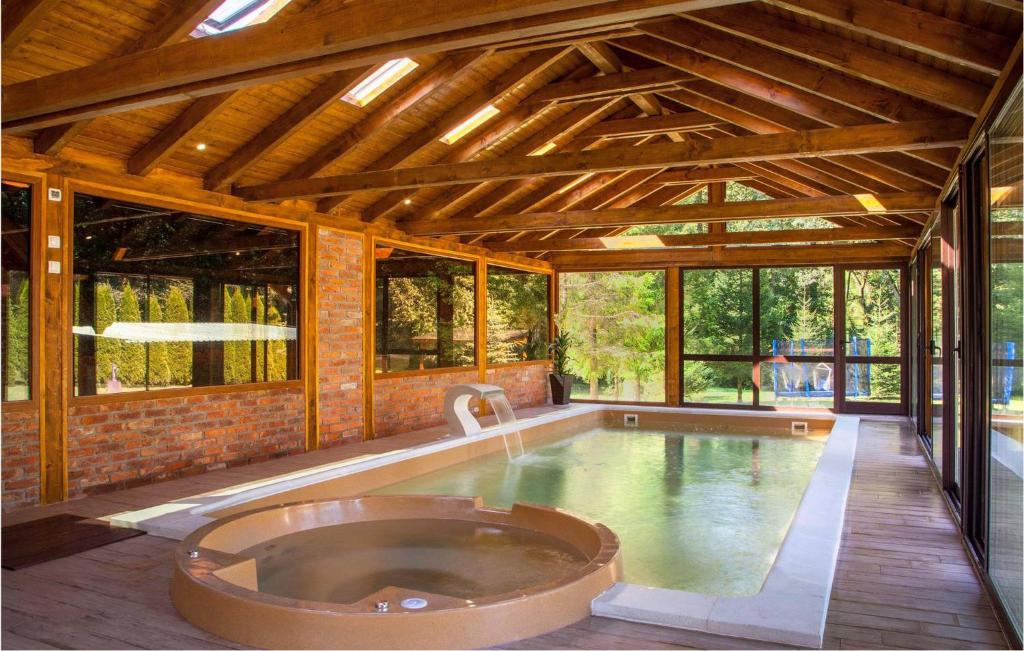een binnenzwembad met een hot tub in een huis bij Beautiful Home In Novo Zvecevo With Wifi in Novo Zvecevo