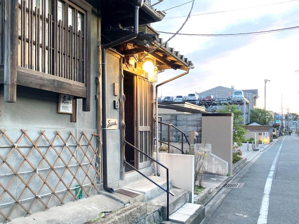 um edifício ao lado de uma rua em Suzume-An em Quioto
