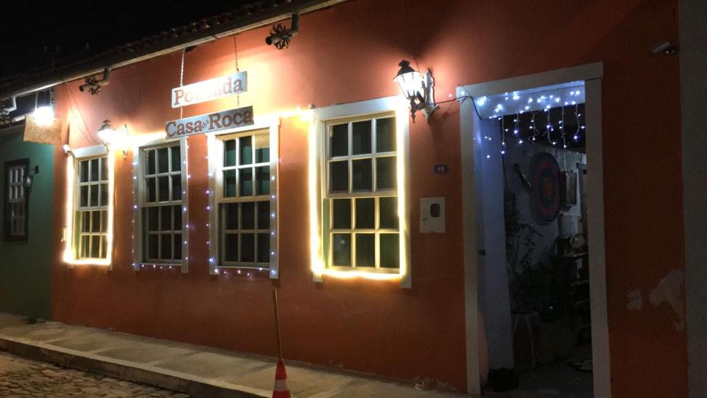 un restaurant avec des lumières sur le côté d'un bâtiment dans l'établissement Pousada Encanto da Roça, à Mucugê