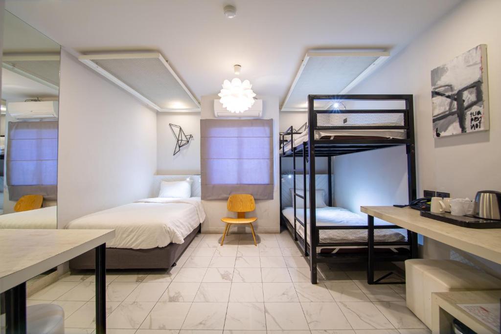Postel nebo postele na pokoji v ubytování WE Terminal Hotel