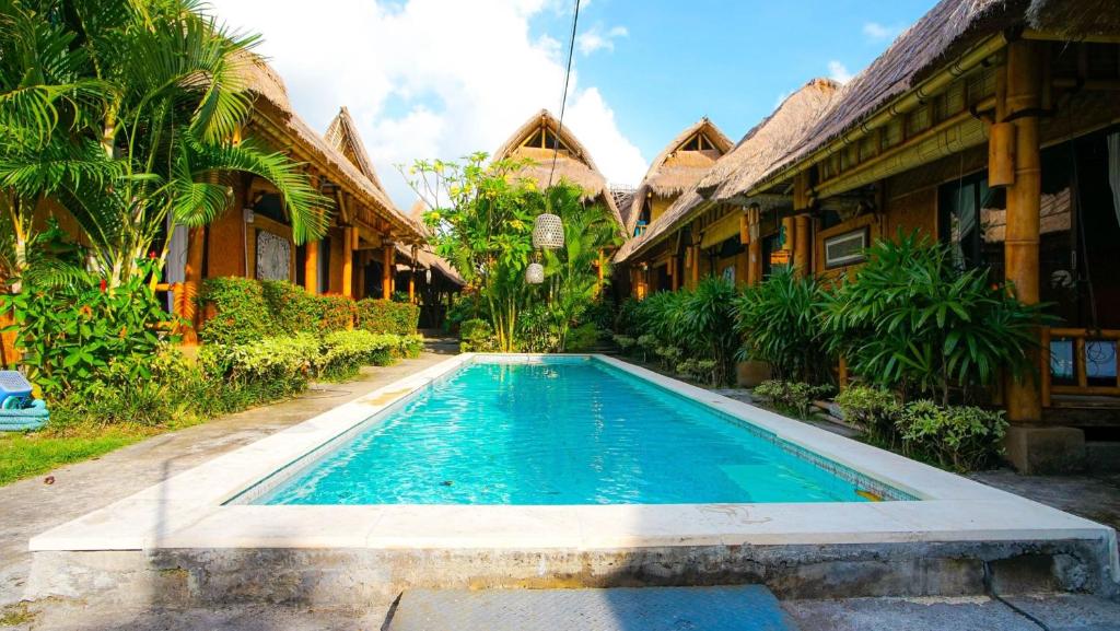 una piscina frente a una casa en Moon Bamboo, en Canggu