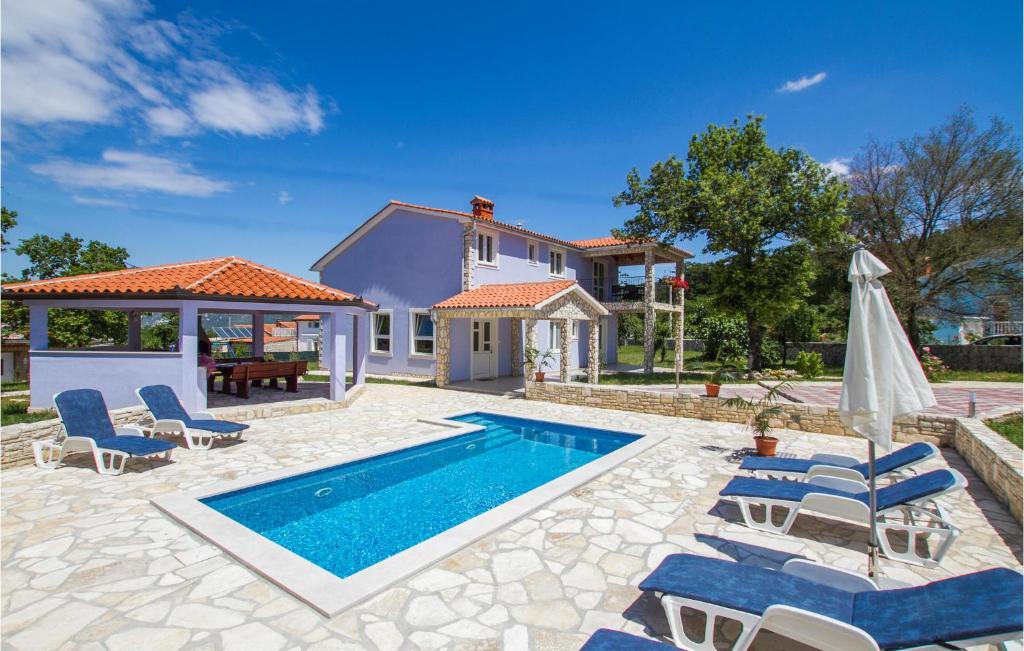 eine Villa mit einem Pool und einem Haus in der Unterkunft Nice Home In Labin With 4 Bedrooms, Wifi And Outdoor Swimming Pool in Strmac