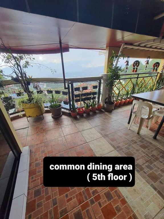 Balkón nebo terasa v ubytování ASHBURN'S TRANSIENT BAGUIO - 3rd to 6th floor BASIC SLEEP and GO Accommodation, NO ELEVATOR, NO PARKING