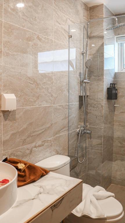 Salle de bains dans l'établissement Mettavary Hotel