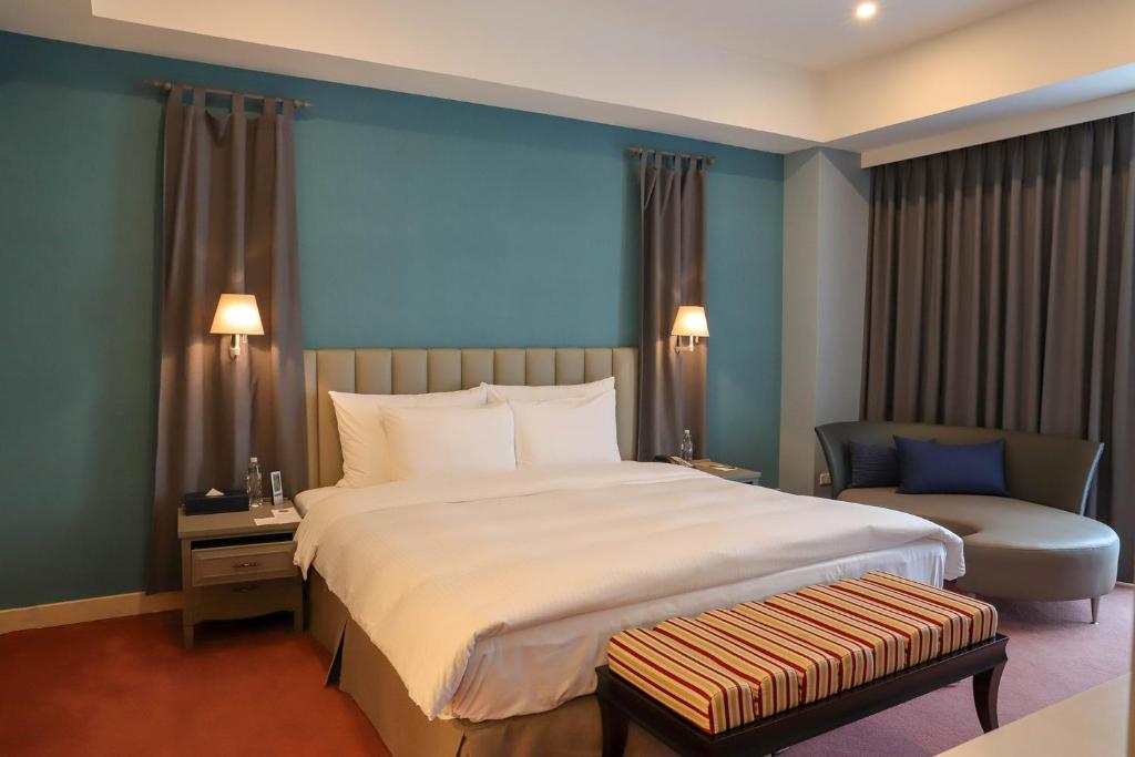Postel nebo postele na pokoji v ubytování Grand Victoria Hotel