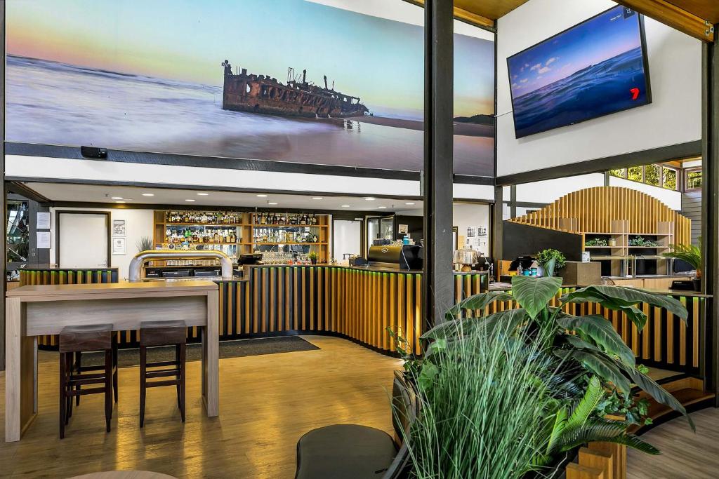 TV a/nebo společenská místnost v ubytování Kingfisher Bay Resort
