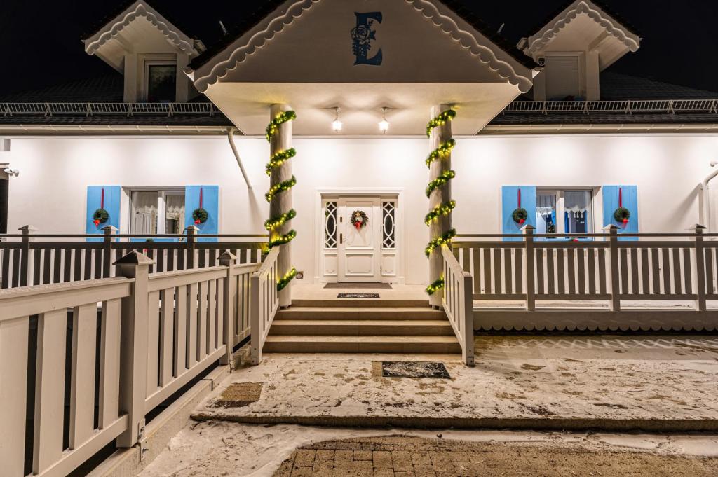 Fotografia z galérie ubytovania Apt FIONA4 Centrum700m Parking Bezpłatny Monitorowany Salon z Sypialnią Tv Łazienka Kuchnia Rekuperacja v destinácii Karpacz