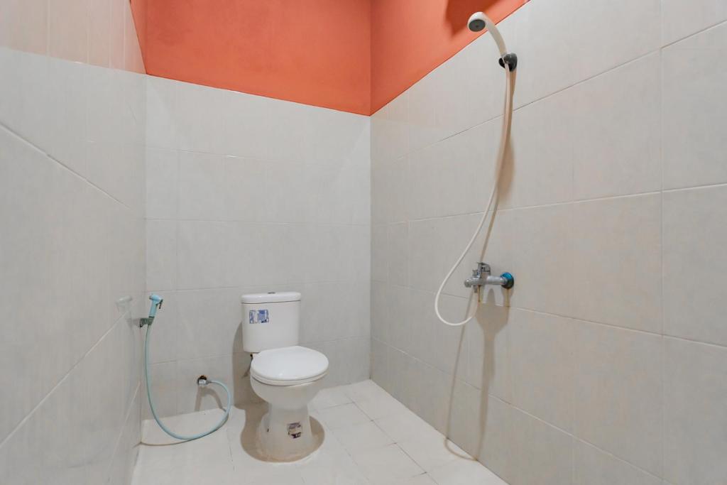 Koupelna v ubytování Hotel Markoni Pamanukan Mitra RedDoorz