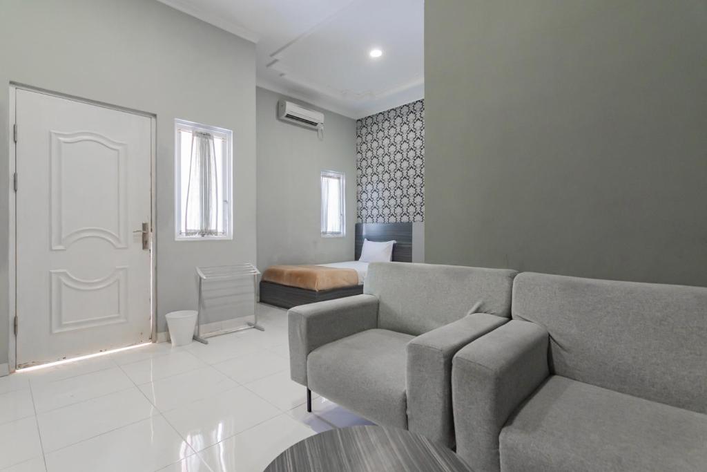 Posezení v ubytování Hotel Markoni Pamanukan Mitra RedDoorz