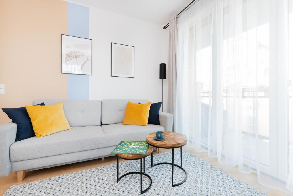 sala de estar con sofá y mesa en Seaview Apartment Nexo by Renters Prestige, en Puck